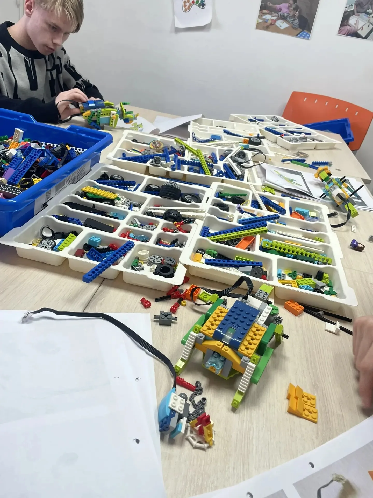 На занятии по робототехнике было жарко!