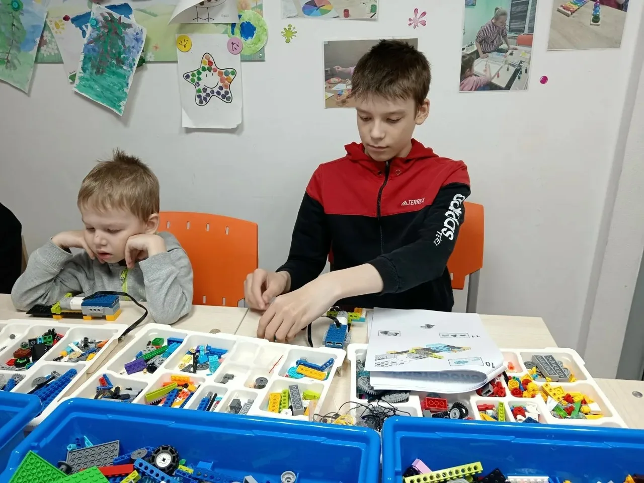 🧩 Увлекательное путешествие в Норвегию на занятии по робототехнике! ✨